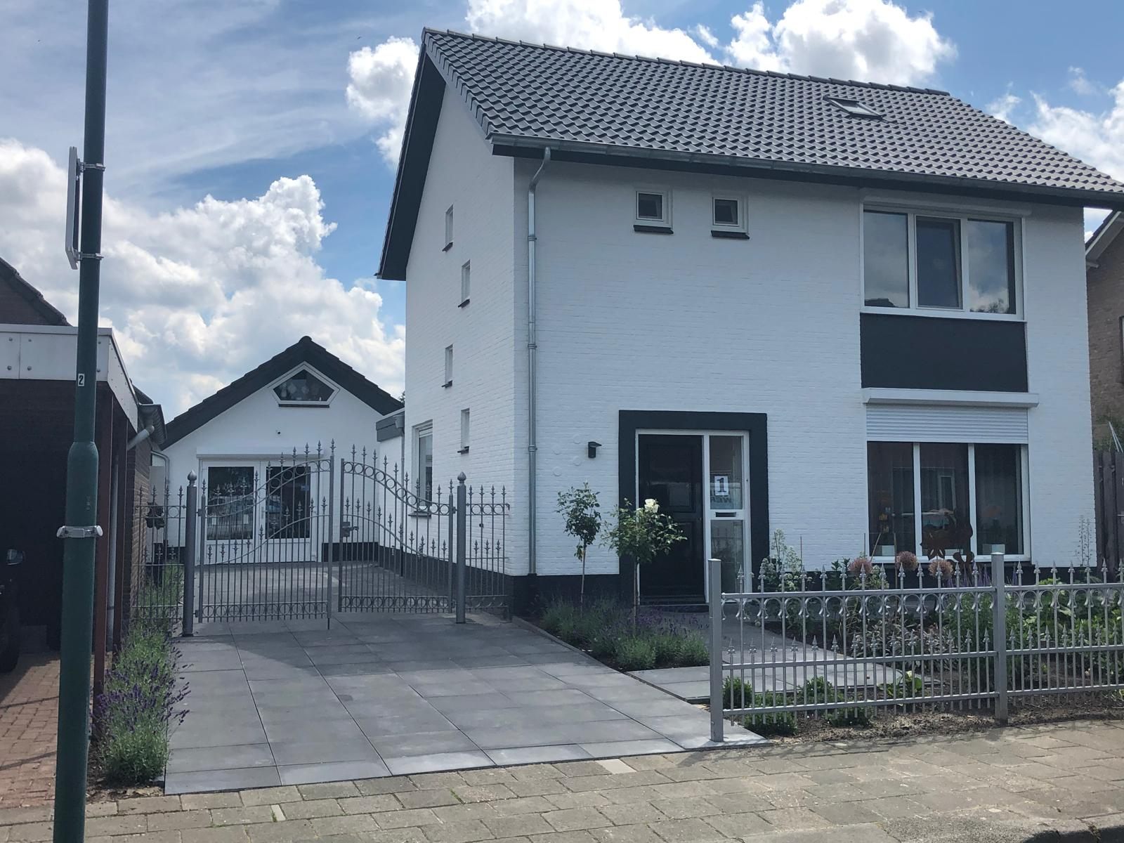 Hetzelfde woonhuis in Beek en Donk met wit afgewerkte gevel en antracieten kozijnen